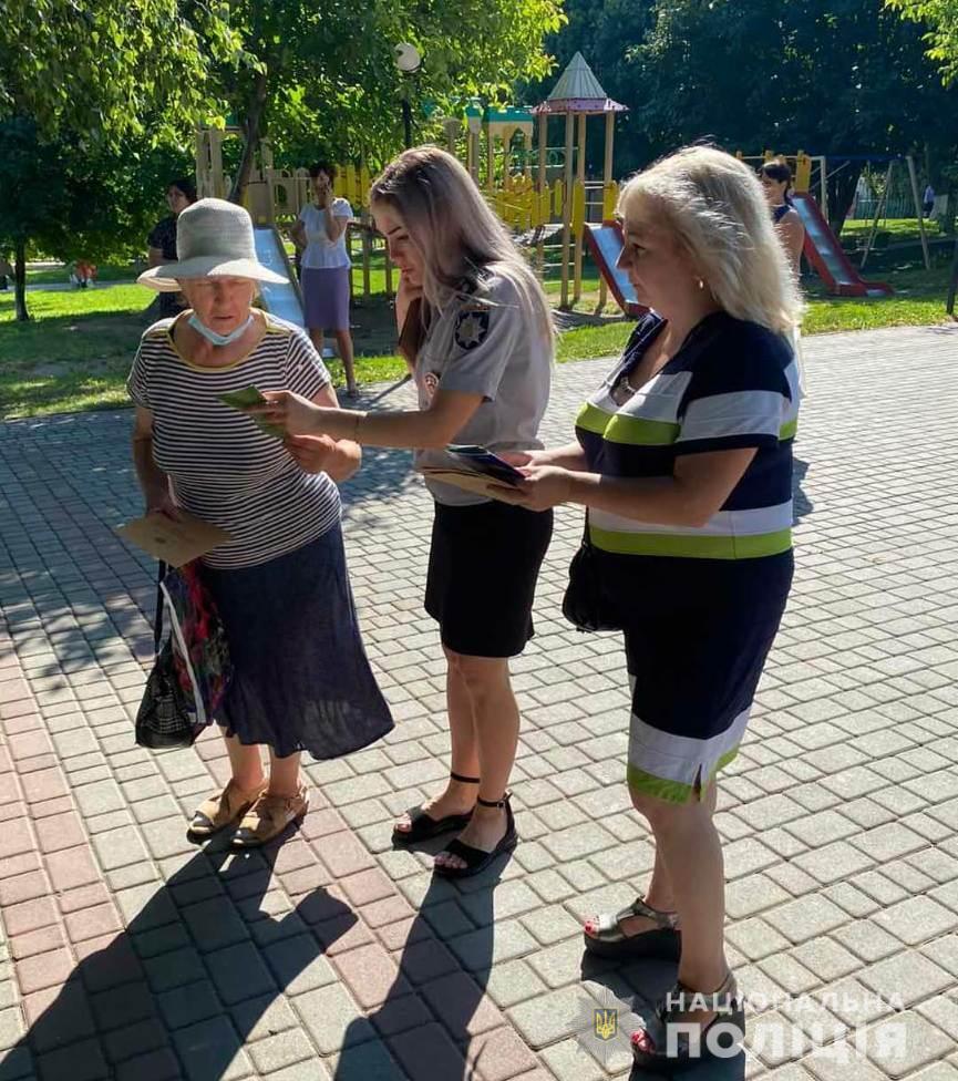 Поліцейські Одещини вийшли до людей із запитанням, чи знають вони щось про торгівлю людьми та домашнє насильство