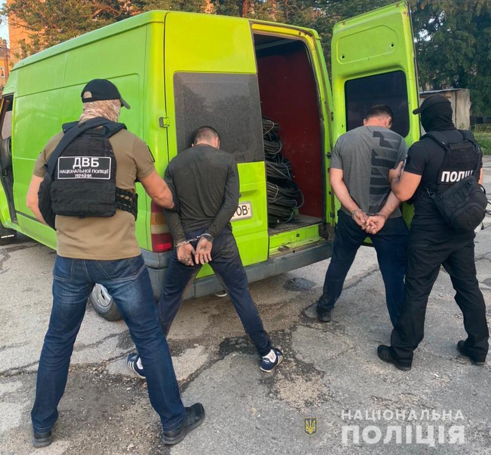Внутрішня безпека Нацполіції затримала групу осіб за скоєння систематичних крадіжок з Одеського нафтопереробного заводу