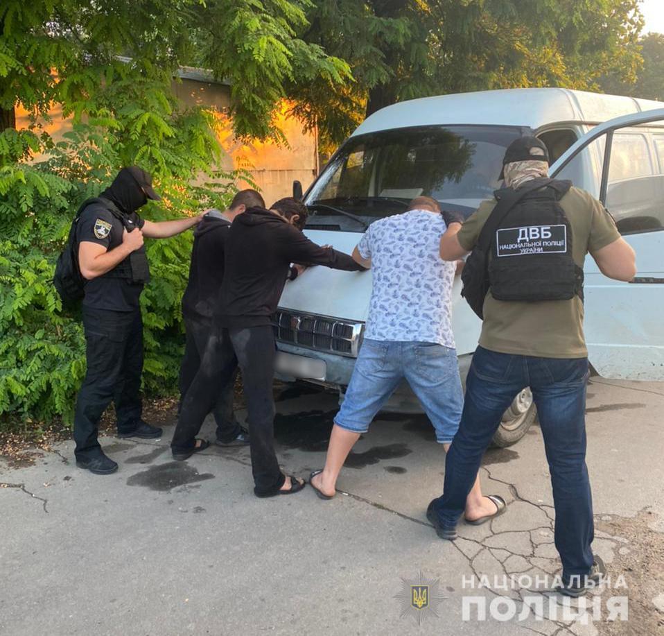 Внутрішня безпека Нацполіції затримала групу осіб за скоєння систематичних крадіжок з Одеського нафтопереробного заводу
