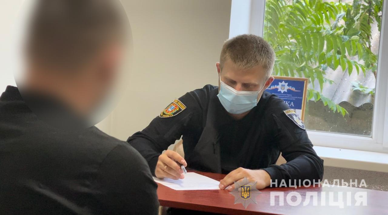 На Одещині поліцейські притягують до відповідальності двох молодих чоловіків за пограбування перехожого та крамниці