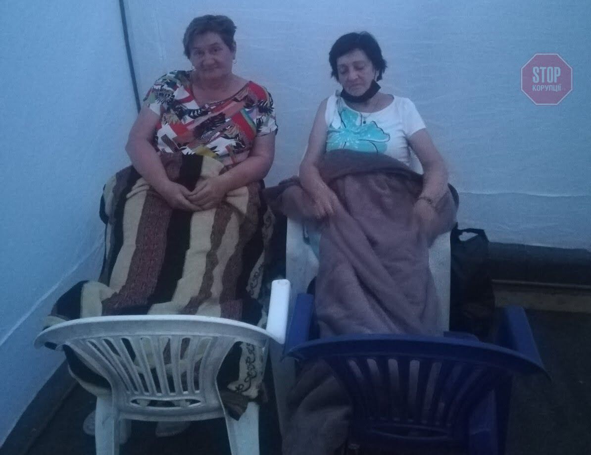  Учасниці голодного протесту ночують на стільцях просто неба. Фото: СтопКор