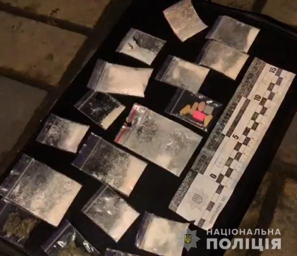 Поліцейські затримали жительку Чорноморська, яка привезла до Одеси наркотики та психотропи