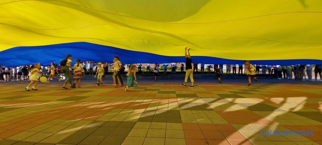 У центрі Запоріжжя розгорнули величезний прапор України