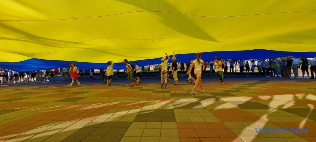 У центрі Запоріжжя розгорнули величезний прапор України