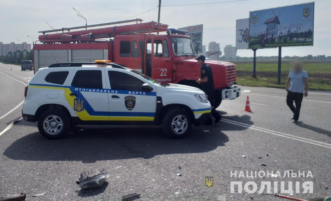 Поліцейські встановлюють обставини ДТП поблизу села Молодіжне, в якій постраждали троє чоловіків