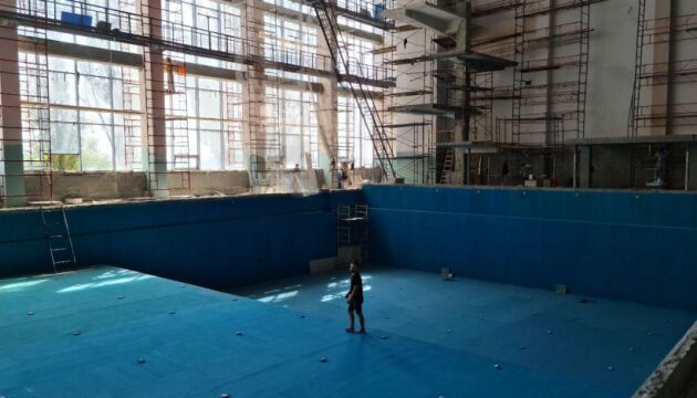 У Маріуполі реконструюють басейн з «олімпійськими» доріжками