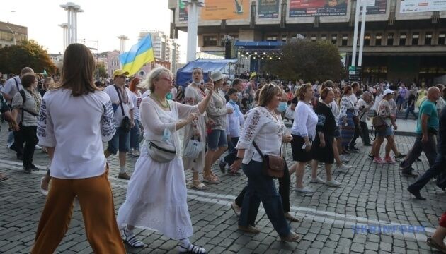 У Харкові провели рекордний парад вишиванок: майже дві тисячі учасників