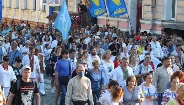 У Харкові провели рекордний парад вишиванок: майже дві тисячі учасників