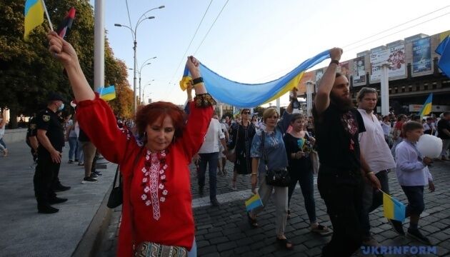 У Харкові провели рекордний парад вишиванок: майже дві тисячі учасників