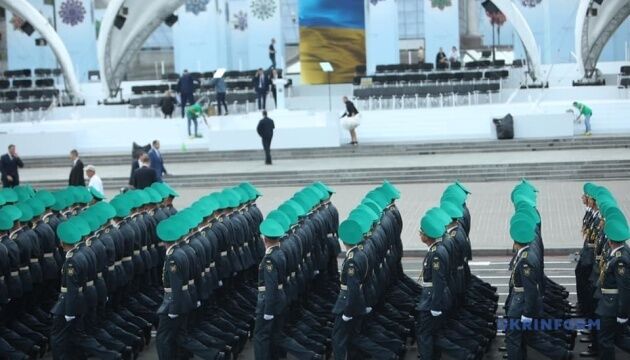 У центрі Києва тривають останні приготування до урочистостей та параду