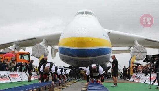  Українські стронгмени встановили світовий рекорд, перетягуючи літак Фото: Укрінформ