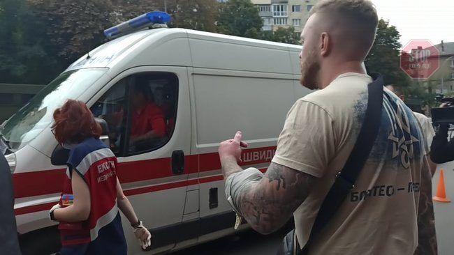 Член «Национального корпуса» перерезал себе вены под полицией Киева (фото 18+)