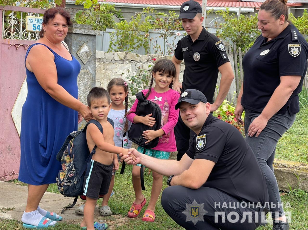 Поліцейські Одещини допомагають родинам зі складними життєвими обставинами зібрати дітей до школи