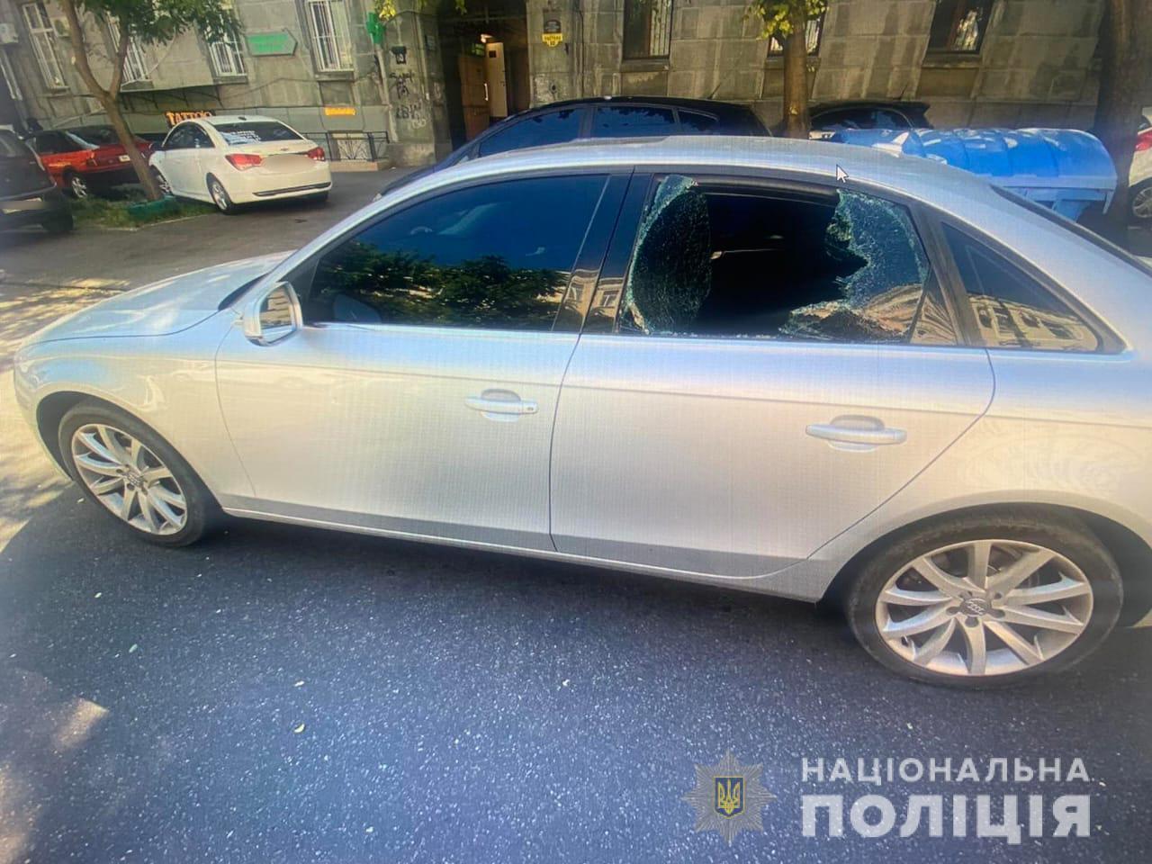 В Одесі поліцейські оперативно затримали іноземця, який на вулиці Торговій обікрав автомобіль містянина