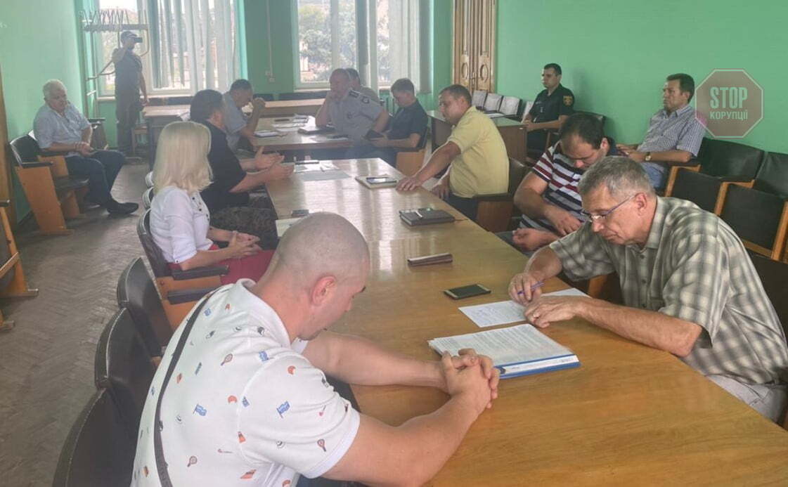Нарада між представниками влади і громадськості в Ізюмі. Фото: СтопКор