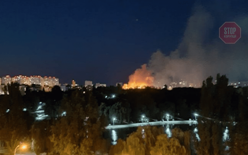  У Броварах горить житловий будинок Фото: ДСНС