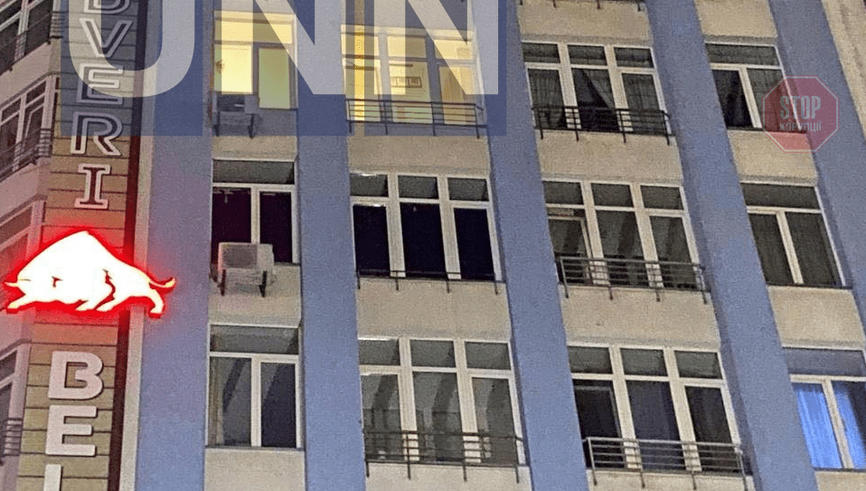  У Києві чоловік випав з вікна восьмого поверху Фото: скріншот