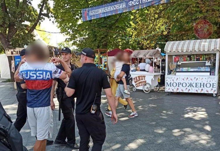  Під час розгортання прапора України в Одесі чоловік у майці з триколором провокував конфлікт із громадянами Фото: нацполіція