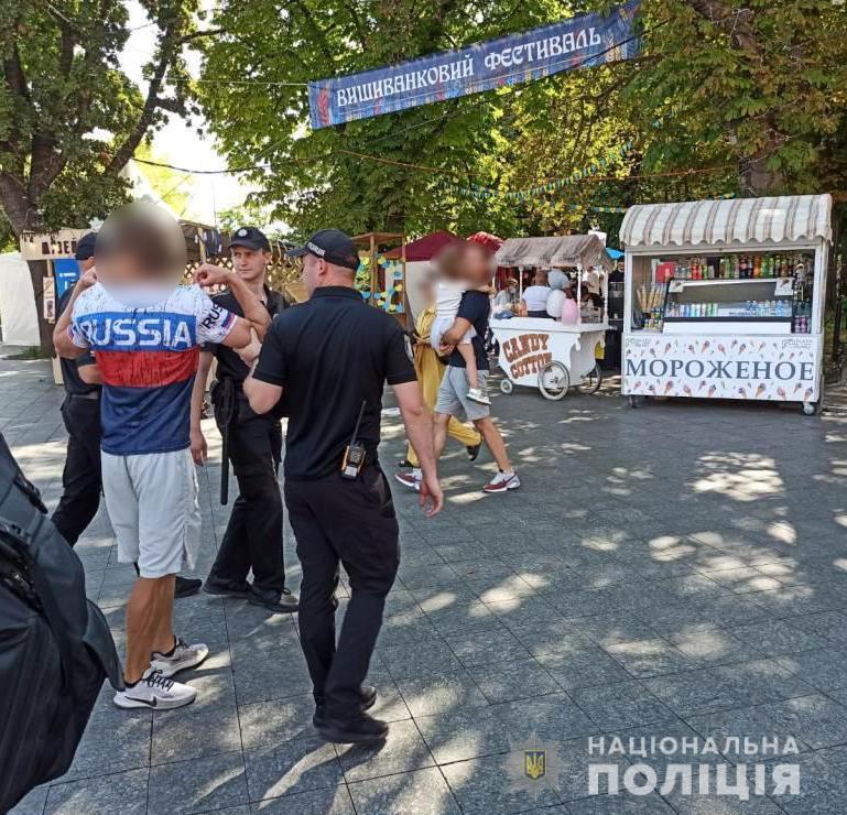 Поліцейські притягують до адміністративної відповідальності 26-річного іноземця за порушення громадського порядку під час урочистостей в центрі Одеси
