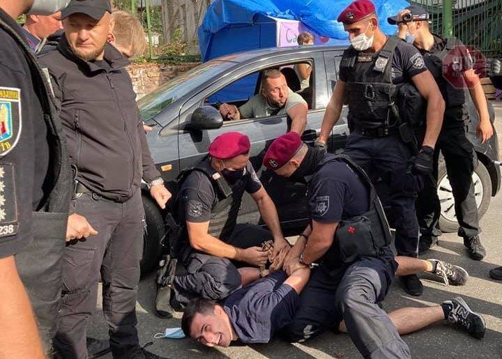  Поліція затримує активістів, що захищали будинок Барбана Фото: скриншот