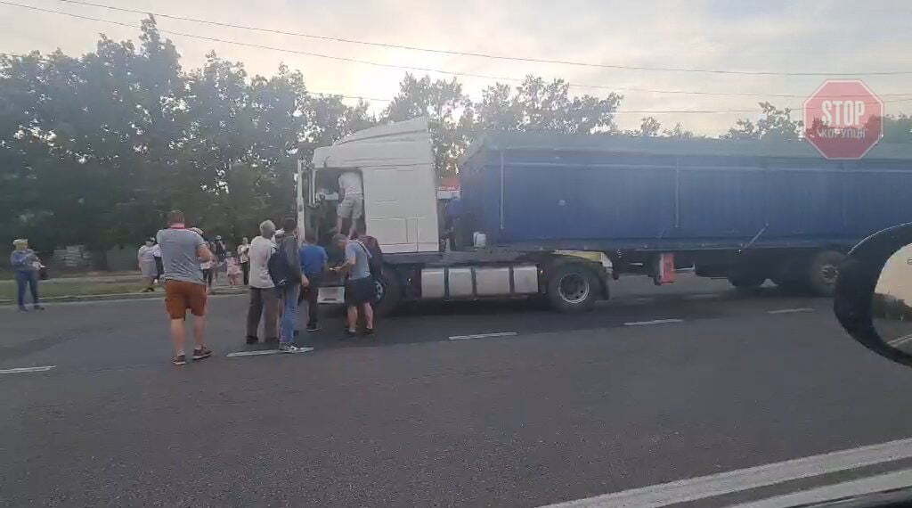  У Миколаєві пасажири маршрутки побили водія фури Фото: скріншот