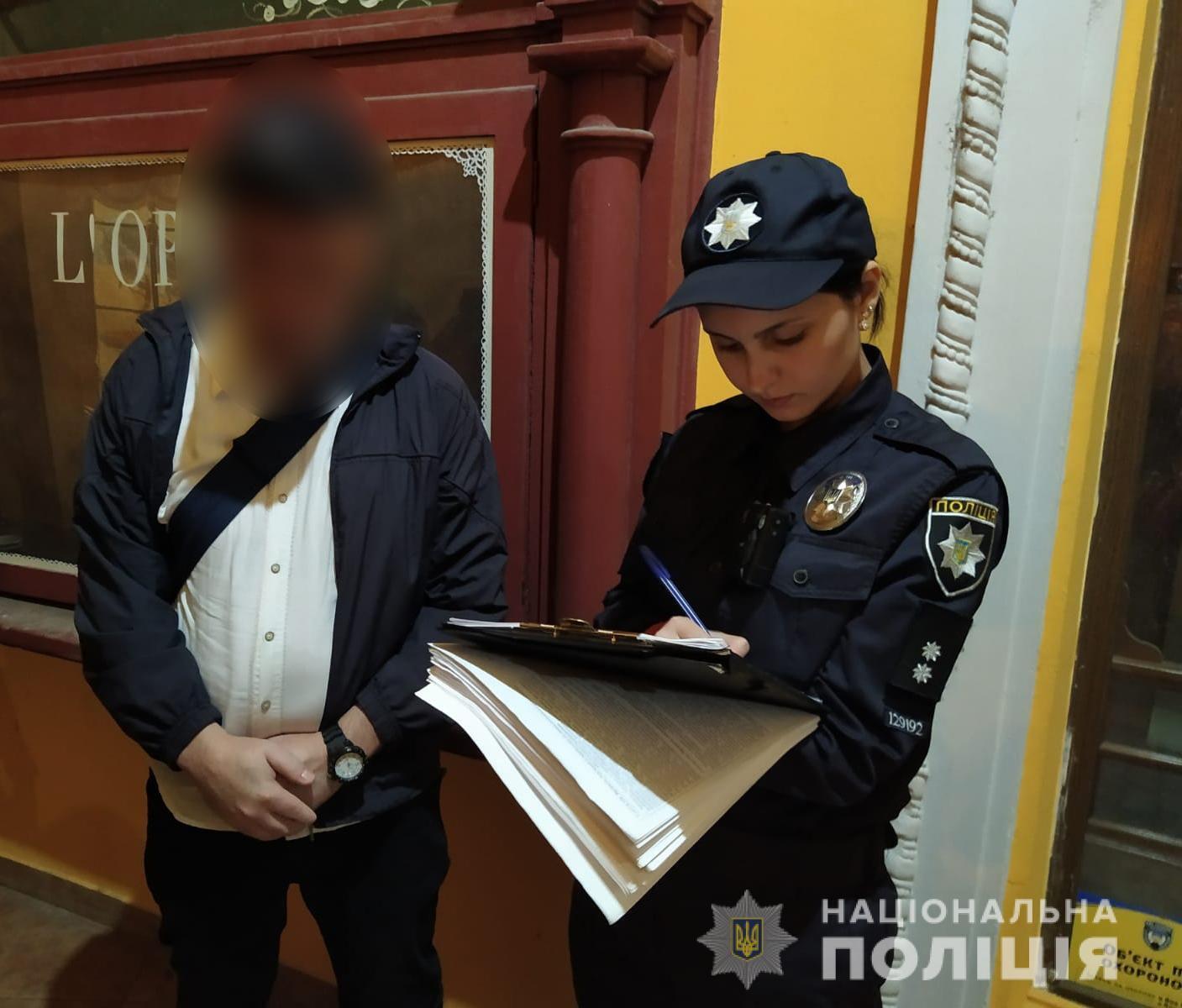 В Одесі поліцейські затримали зловмисника, який під час масових заходів до Дня міста обікрав двох жінок