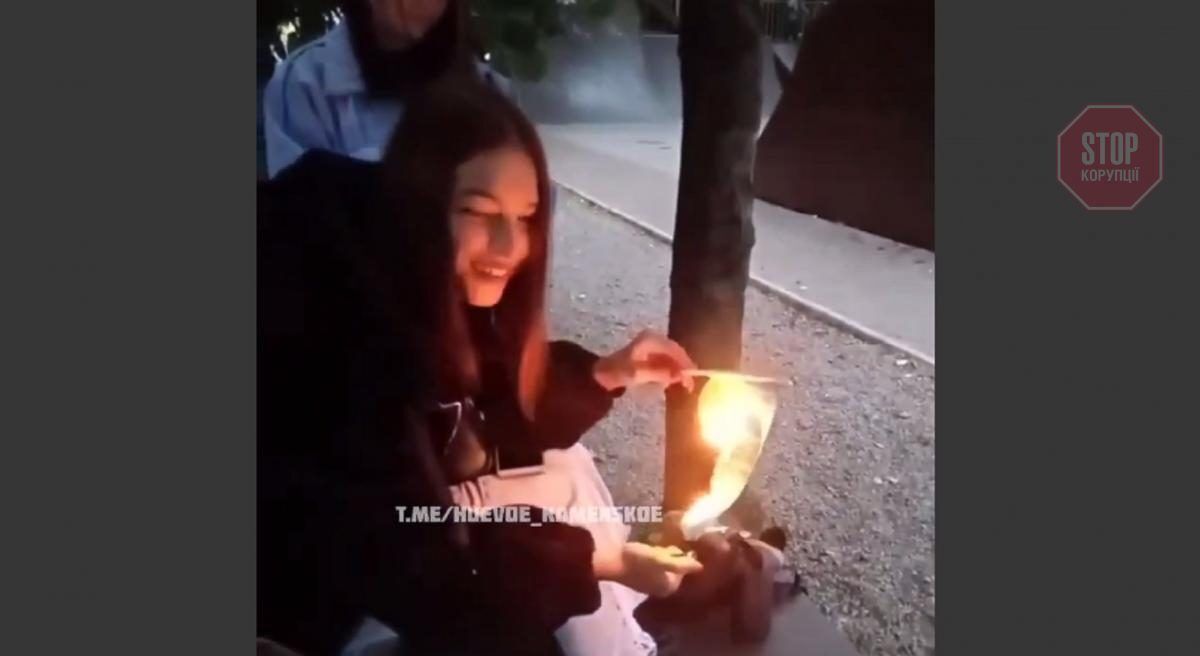  У Кам’янському школярка спалила прапор України Фото: скриншот