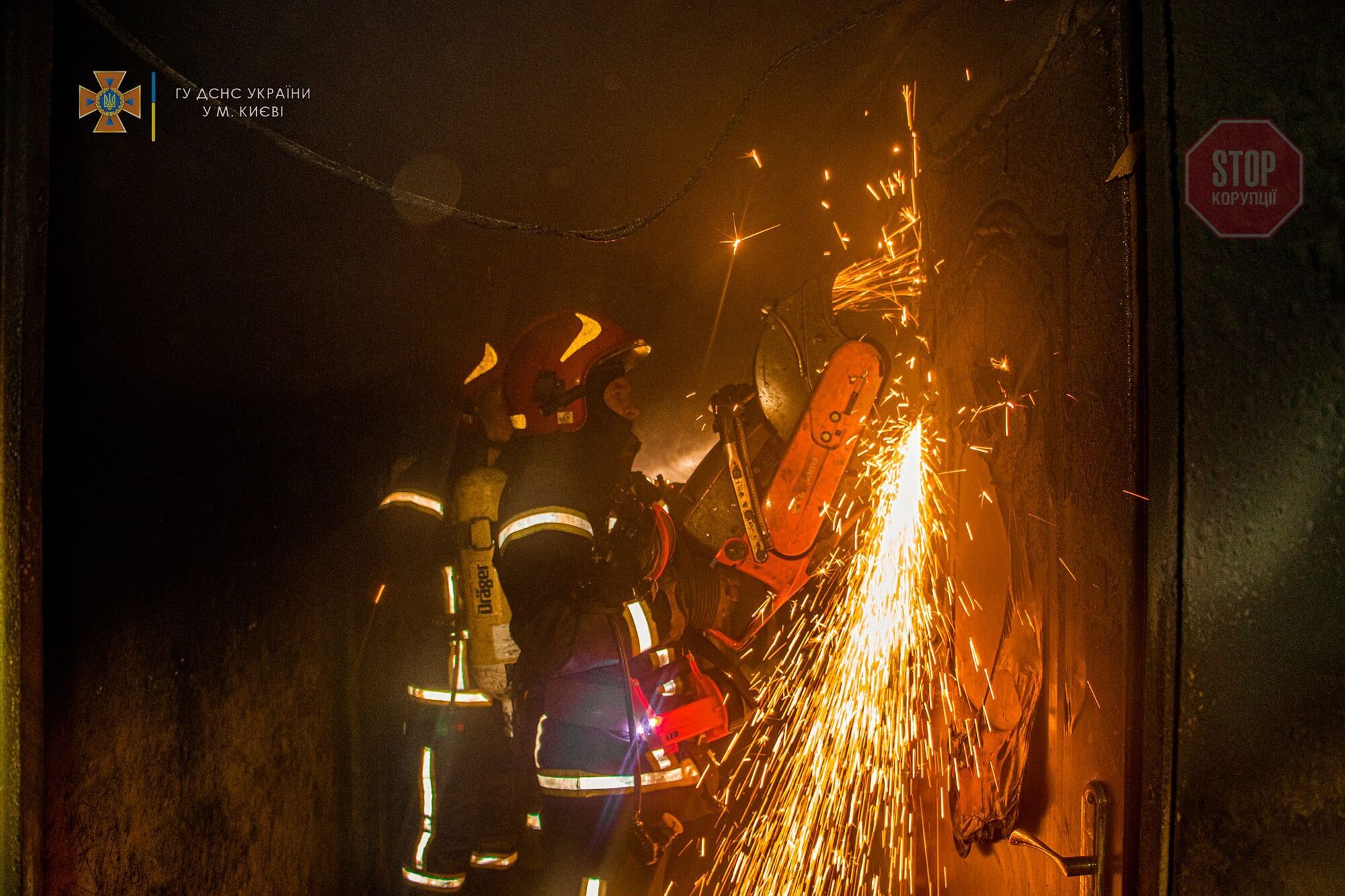 Масштабный пожар в Киеве: один человек погиб, 6 эвакуированы (фото)