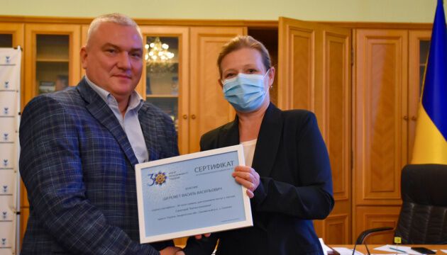 Лапутіна вручила 64 ветеранам зі складними пораненнями сертифікати на реабілітацію