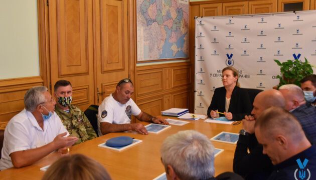 Лапутіна вручила 64 ветеранам зі складними пораненнями сертифікати на реабілітацію