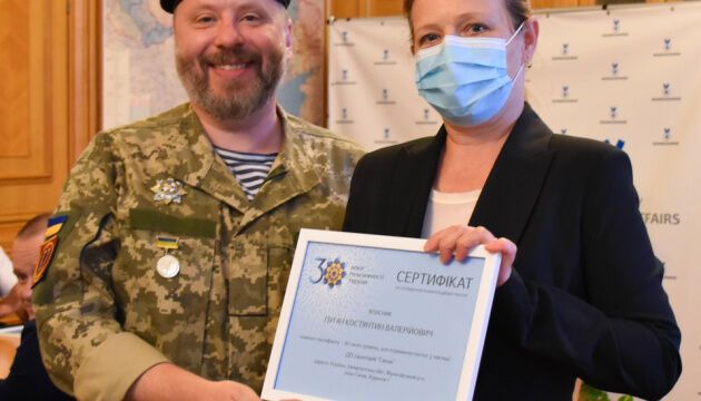 Лапутіна вручила 64 ветеранам зі складними пораненнями сертифікати на реабілітацію