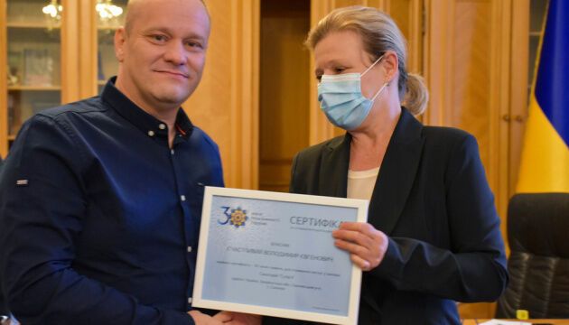 Лапутіна вручила 64 ветеранам зі складними пораненнями сертифікати на реабілітацію
