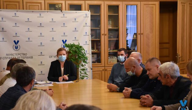 Лапутіна вручила 64 ветеранам зі складними пораненнями сертифікати на реабілітацію