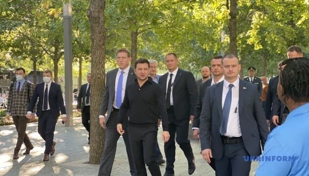 Зеленський поклав квіти до меморіалу «11 вересня» у Нью-Йорку