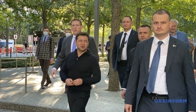 Зеленський поклав квіти до меморіалу «11 вересня» у Нью-Йорку