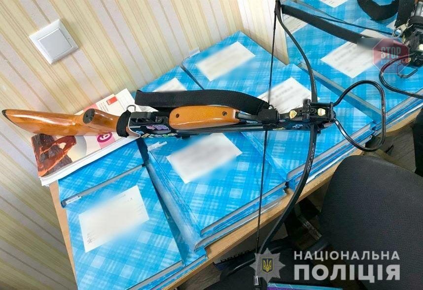  Стрілянина з арбалета в полтавській школі фото: НП