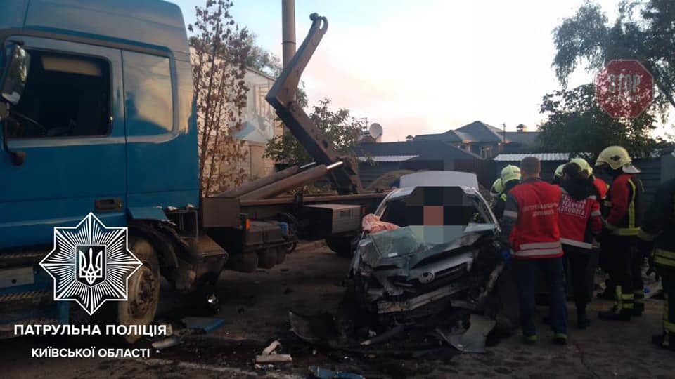  Автівка врізалася у сміттєвоз, є загиблі Фото: Патрульна поліція Київської області/Фейсбук