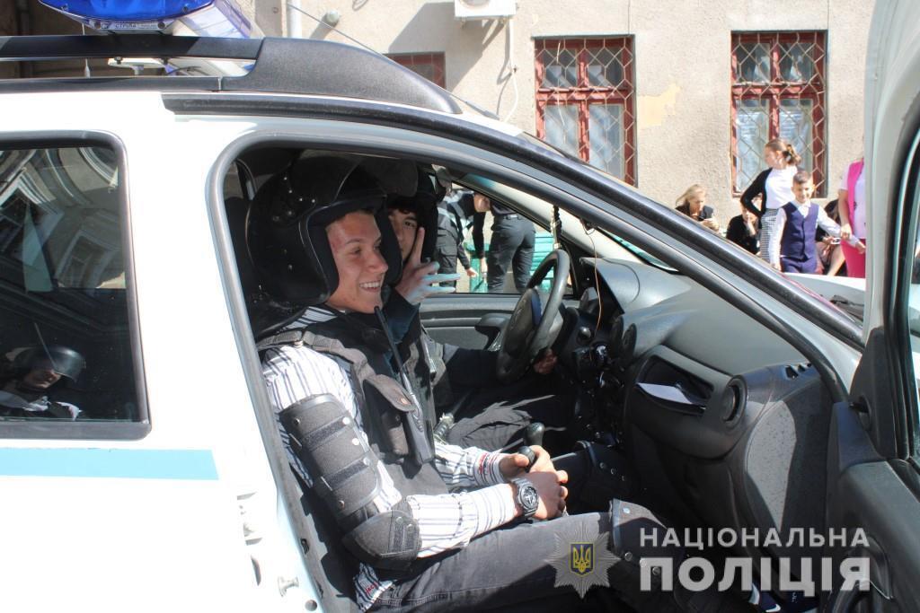 Правоохоронці влаштували екскурсію Приморським відділом поліції для випускників одеської школи