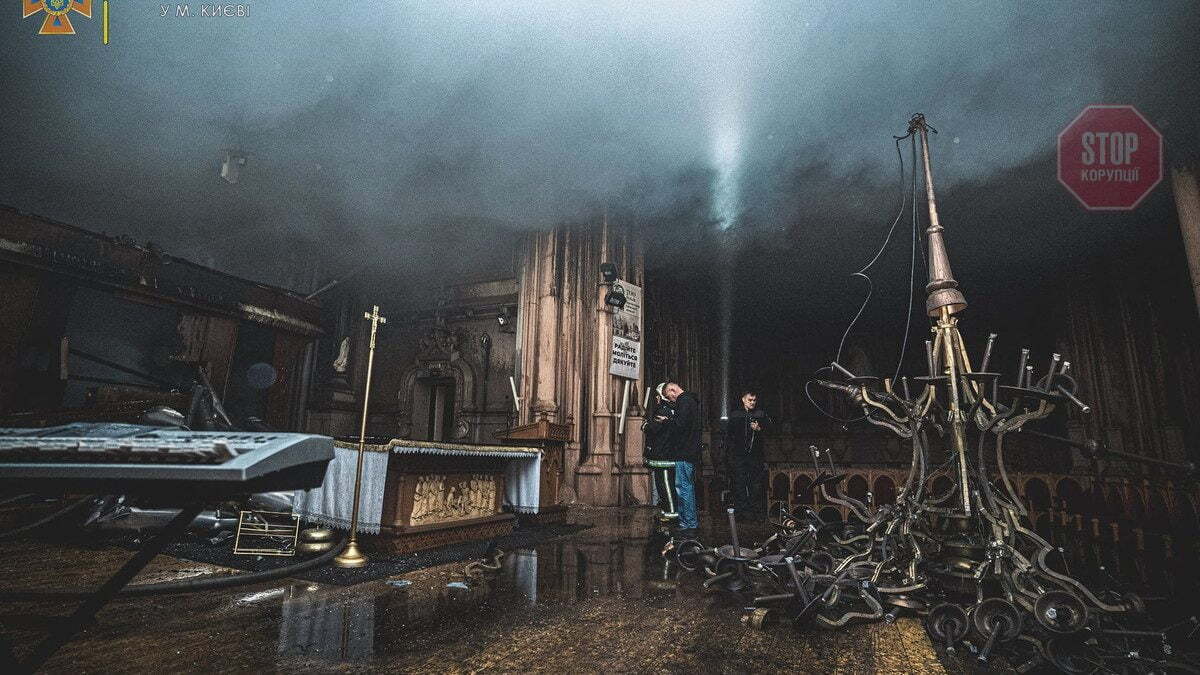  Наслідки пожежі у костелі Святого Миколая у Києві Фото: ДСНС