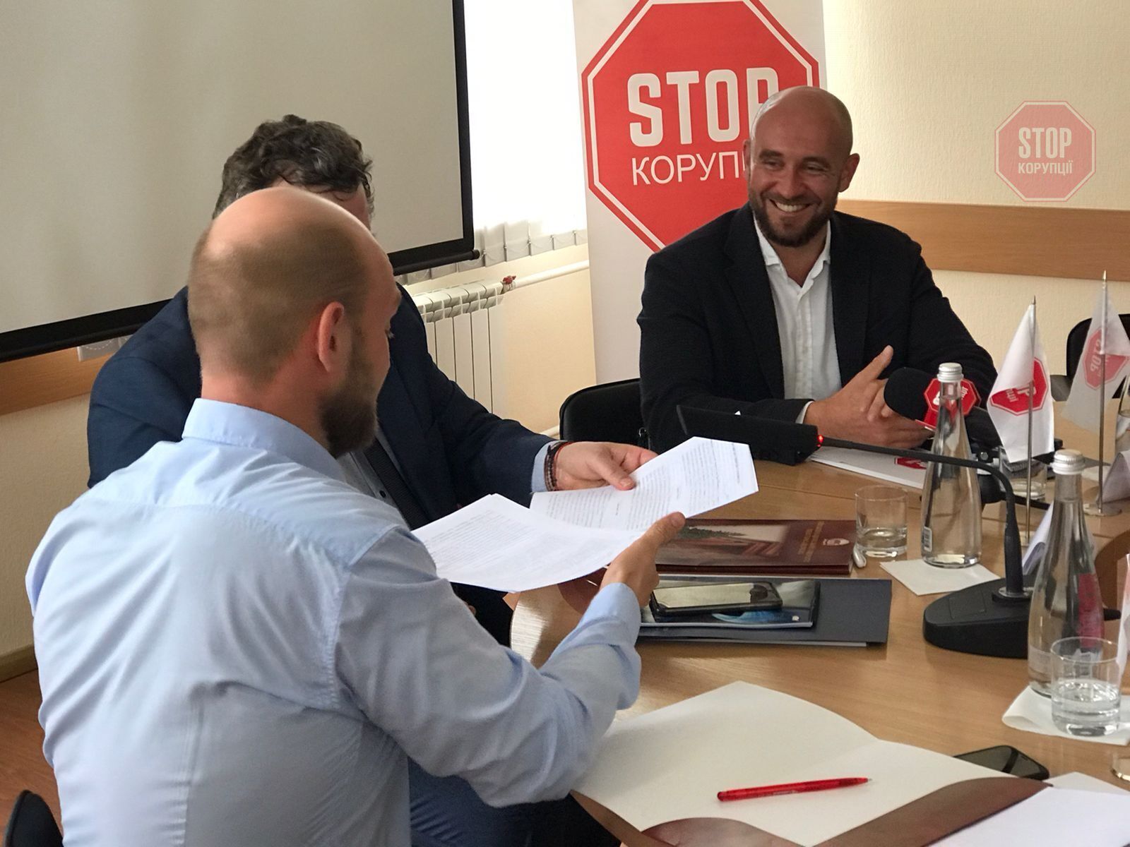 Договір про взаємодію підписали ректор КНУ ім. Т.Шевченка Володимр Бугров і Голова Правління ВГО «Стоп корупції» Ігор Бондарчук Фото: СтопКор