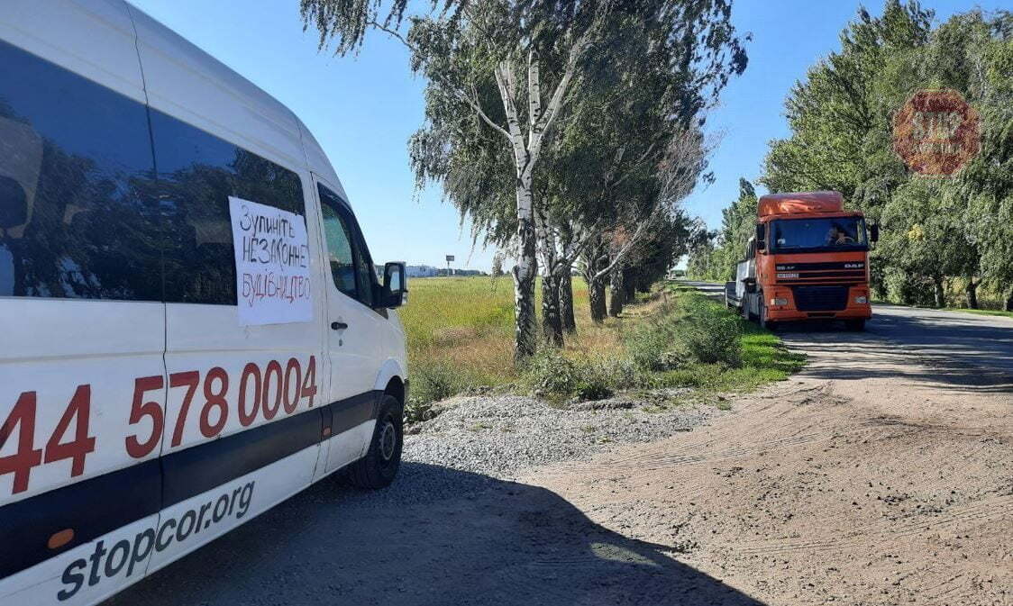 Активисты перекрыли дорогу грузовикам Фото: StopCore