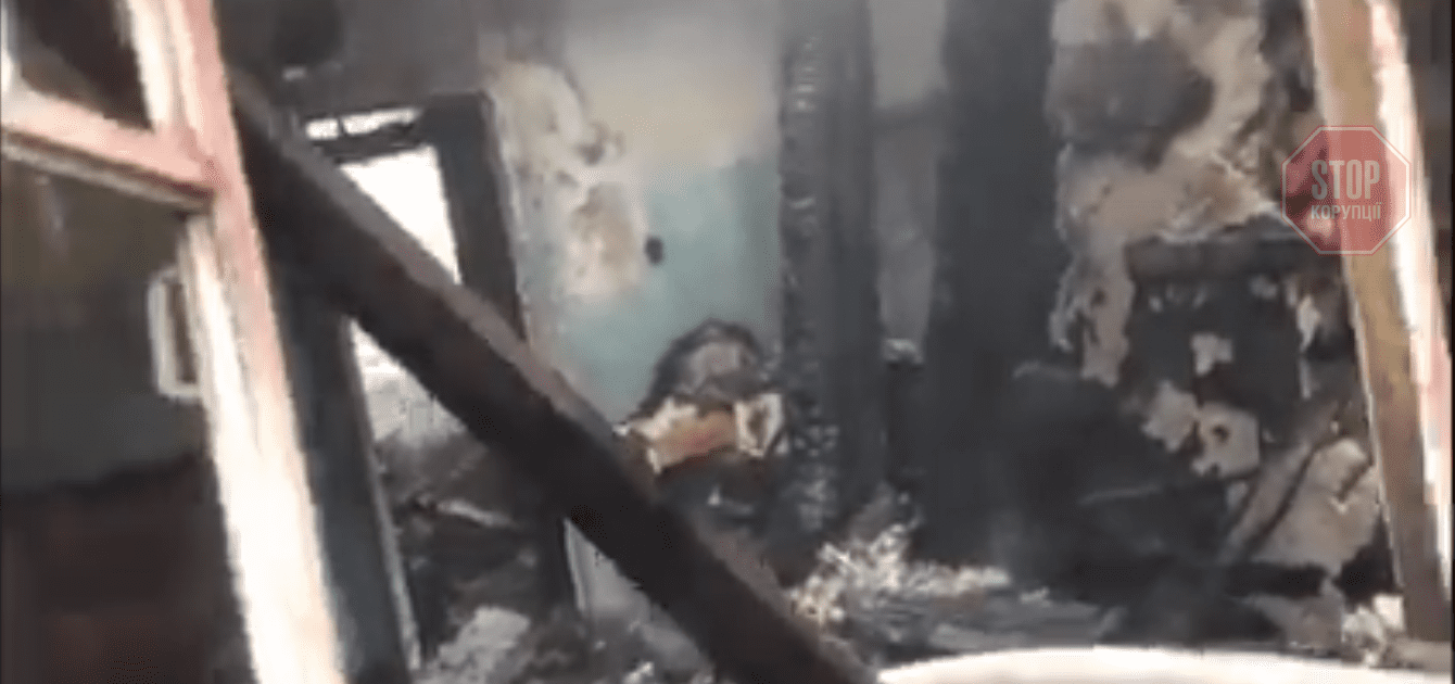 В Изюме огонь уничтожил здание общежития. Фото: скриншот СтопКор