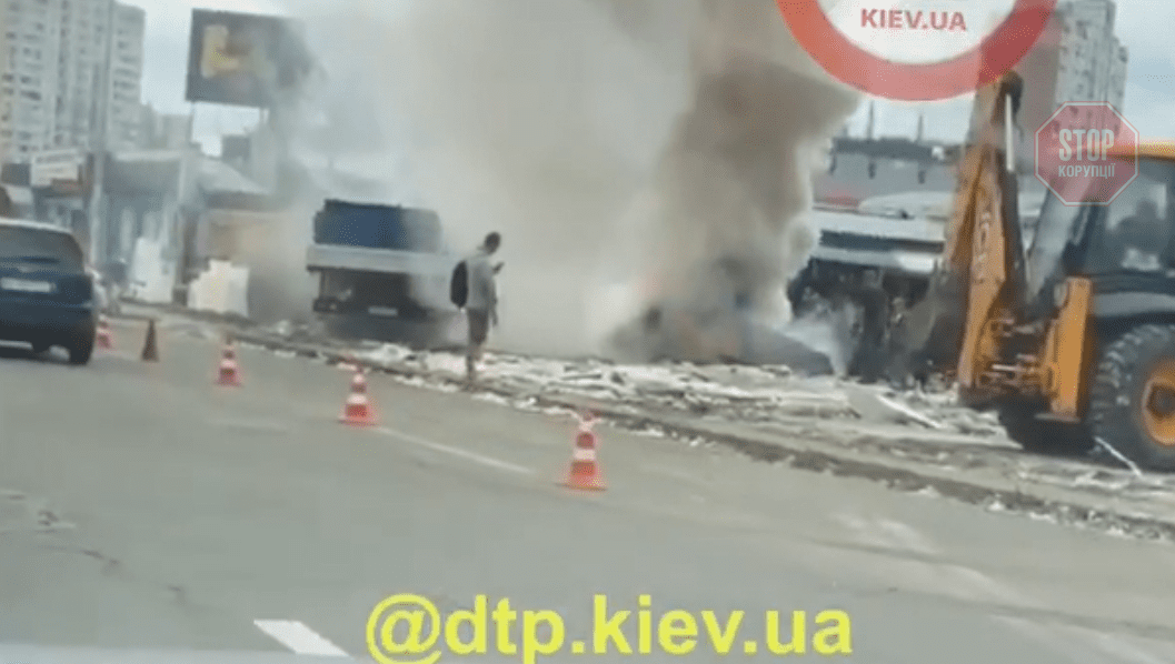  У Києві виникла пожежа на ринку ''Юність''  Фото: скріншот