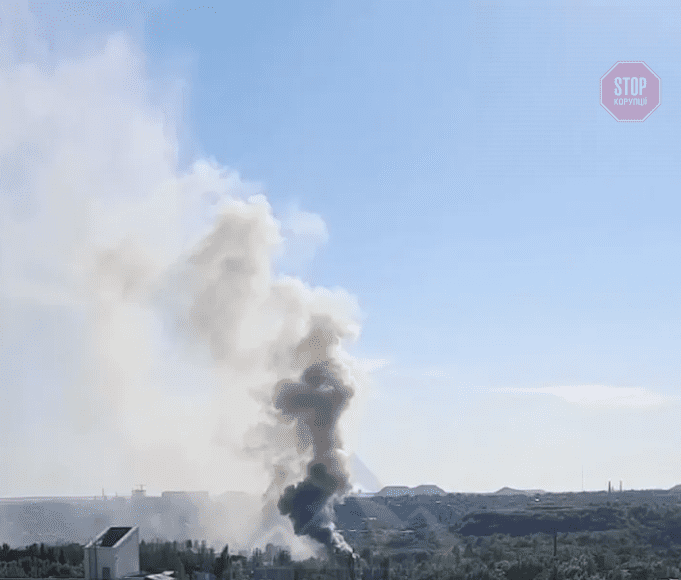 В Донецке горит цех по производству воды Фото: скриншот