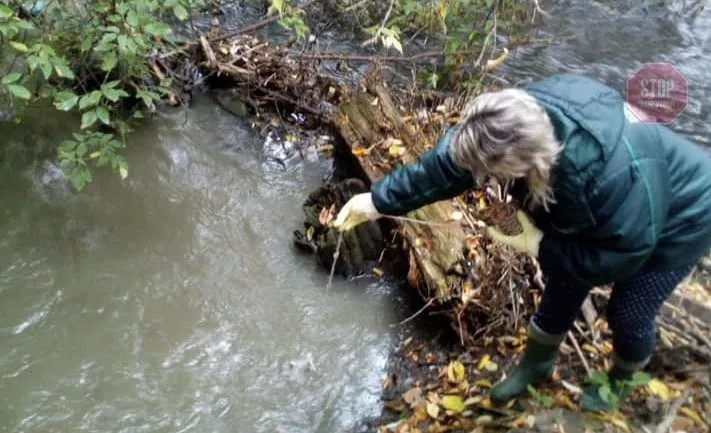  Екологи вивчають наслідки скидання каналізаційних стоків у річку Тетерів. Фото: соціальні мережі Фото: СтопКор