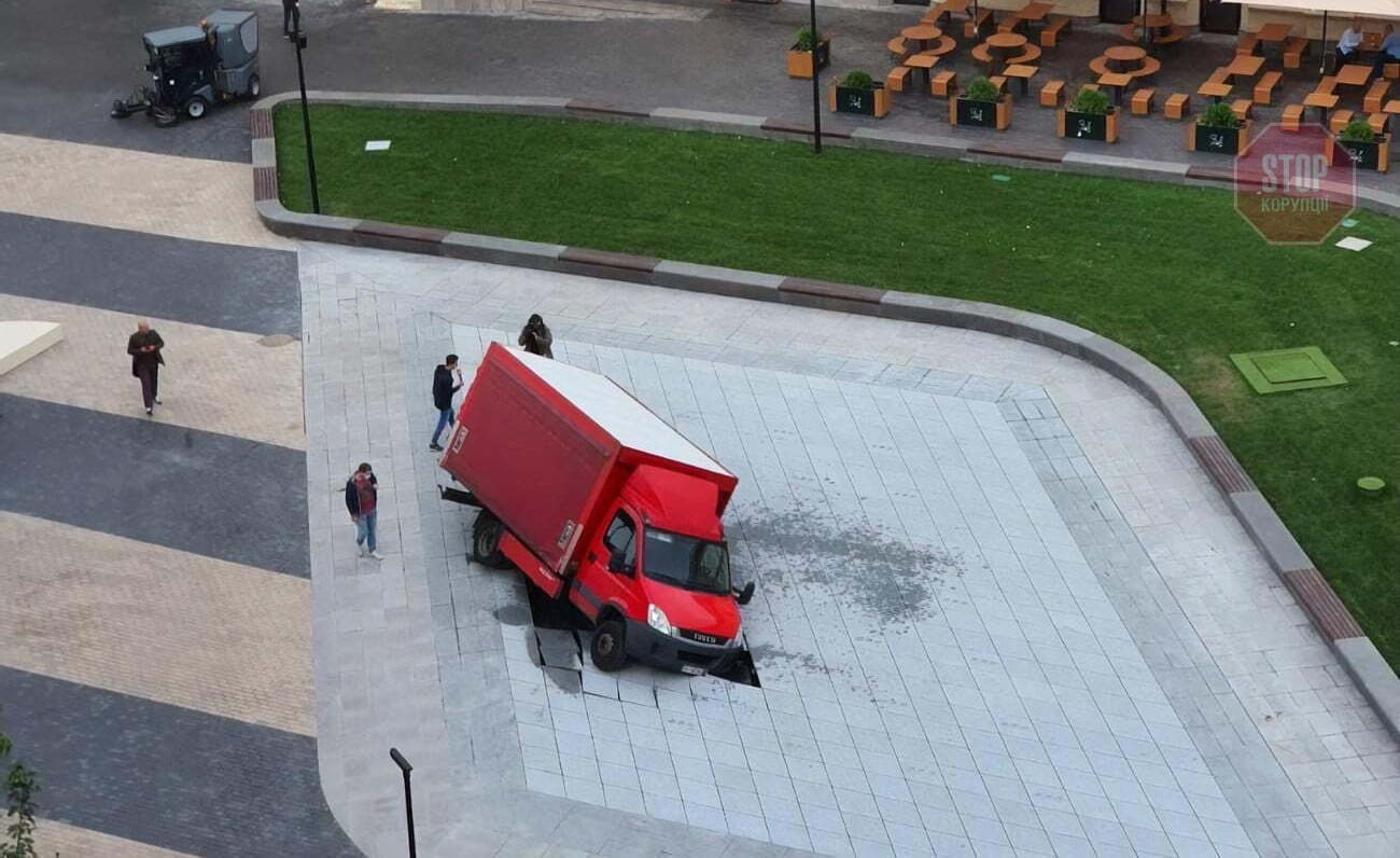  Вантажівка провалила новий фонтан на Арсенальній площі в Києві Фото: Facebook/Mykola Panchenko