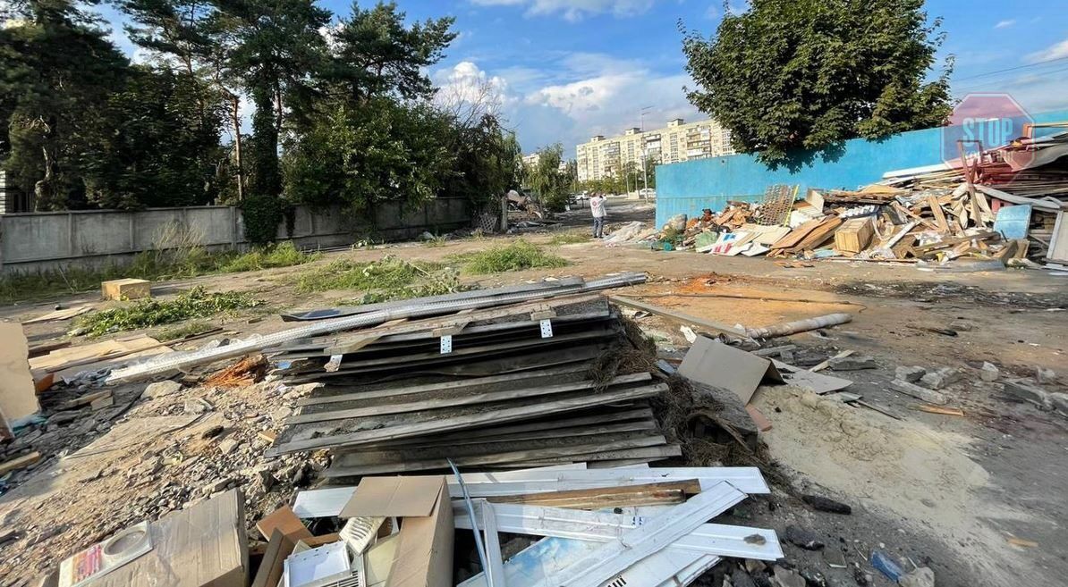  Демонтажні роботи проводять представники ''Київблагоустрою'' Фото: СтопКор