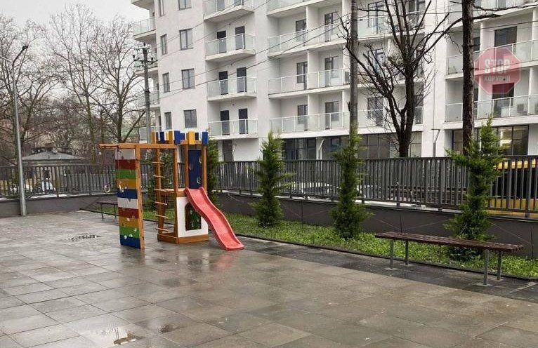 На території передбачений дитячий майданчик площею 95 квадратів