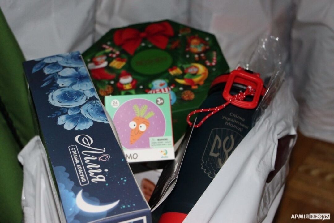 СУМ передала дітям українських воїнів різдвяні подарунки від діаспори