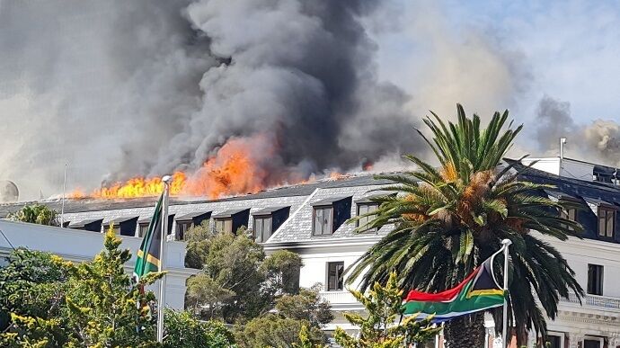 У ПАР пожежники два дні гасили будівлі парламенту